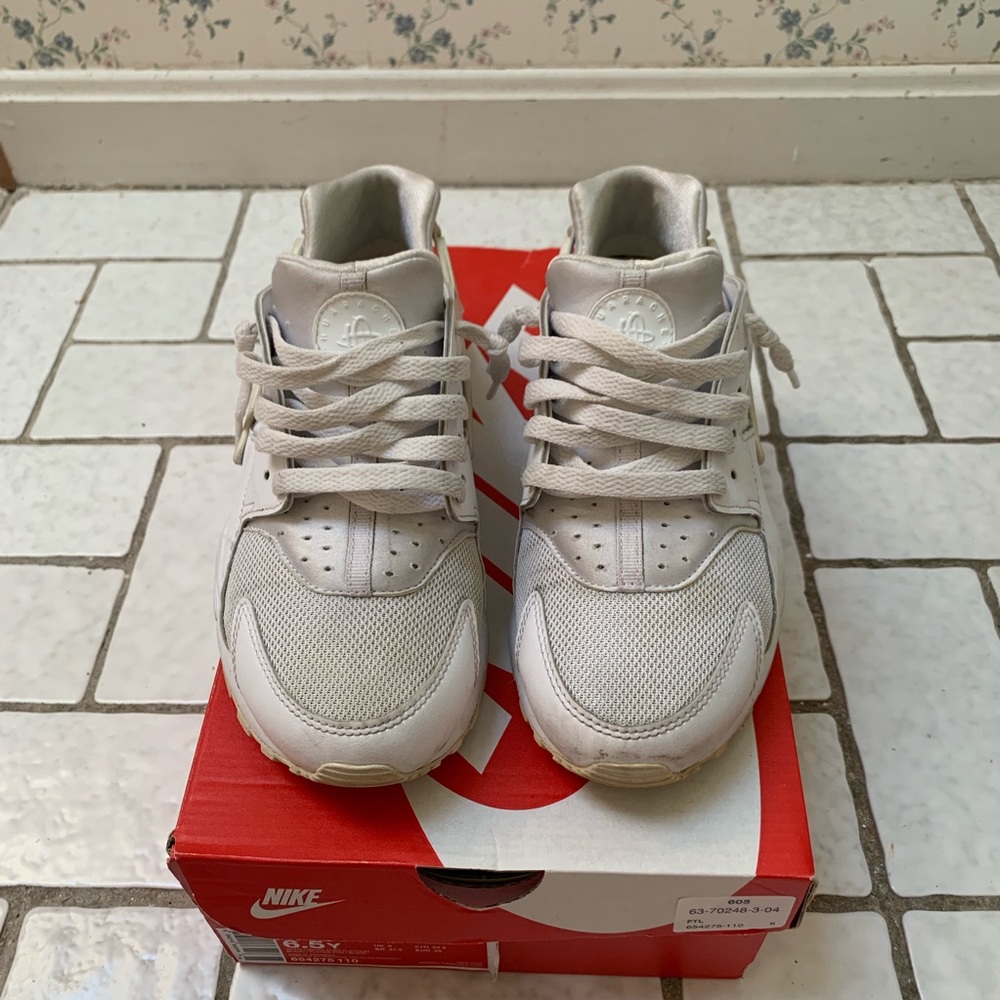 White Nike Huaraches